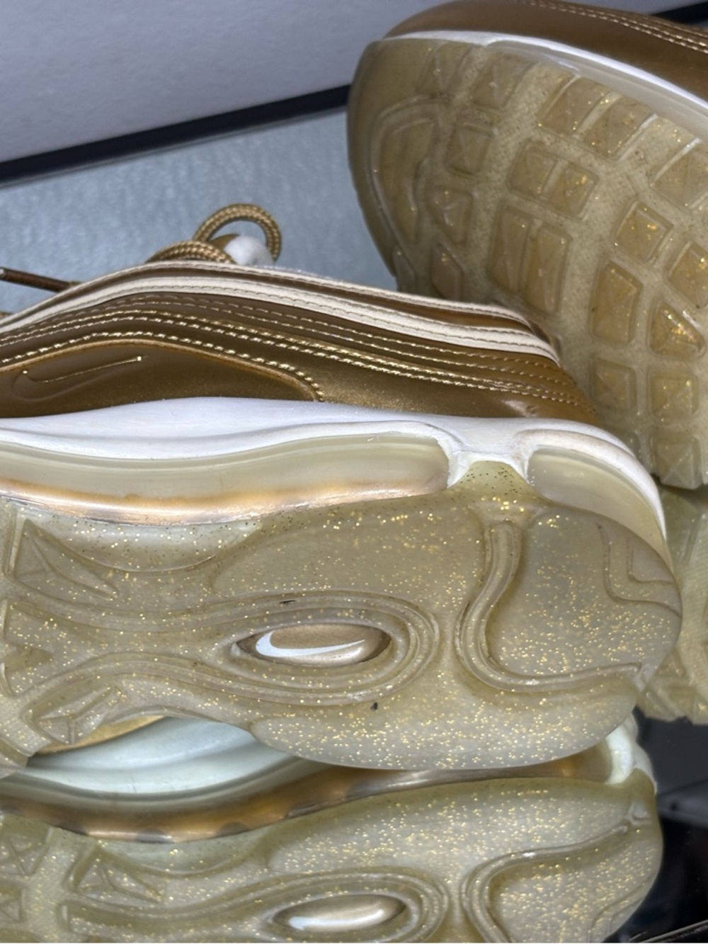 NIKE-Gold AirMax - Picture 4 of 8